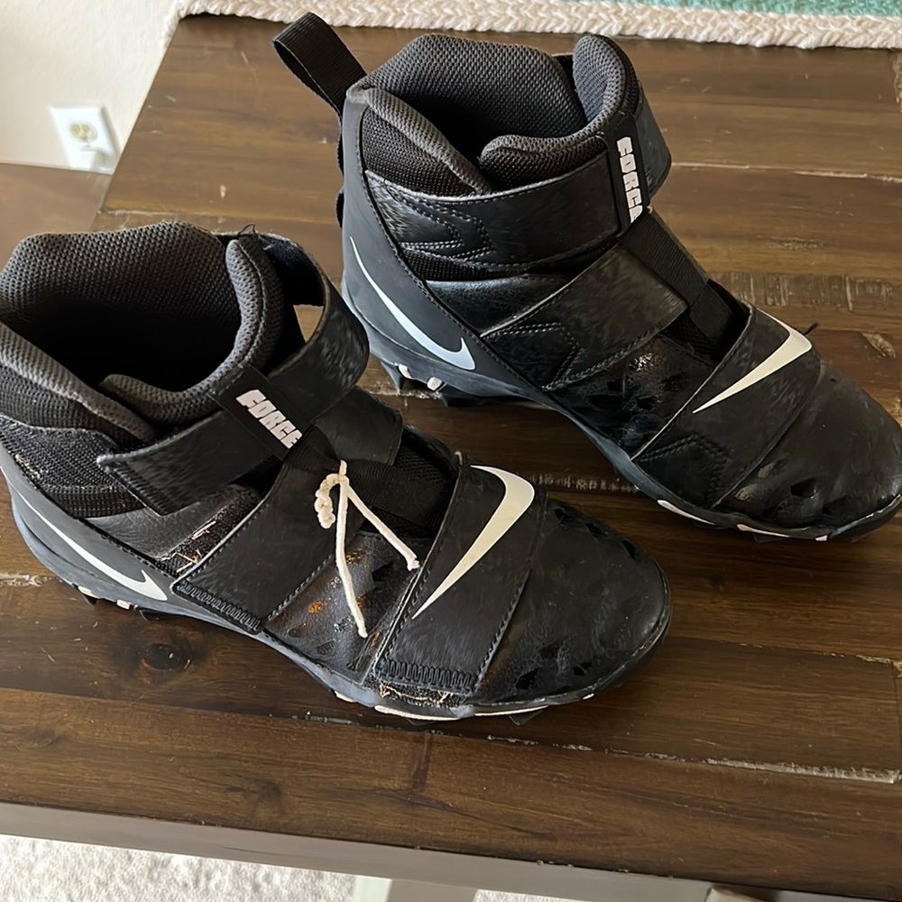 Boys Nike Force football cleats. Size 5.5Y. Great condition.
